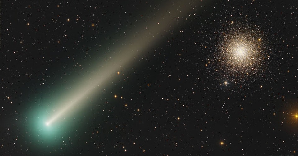 La imagen corresponde al cometa Leonard y el cúmulo globular M3. Se observa la estela luminosa de la cola el cometa y su cabeza.